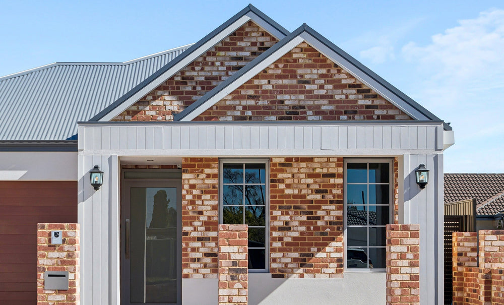 Single-storey courtyard and sliding doors