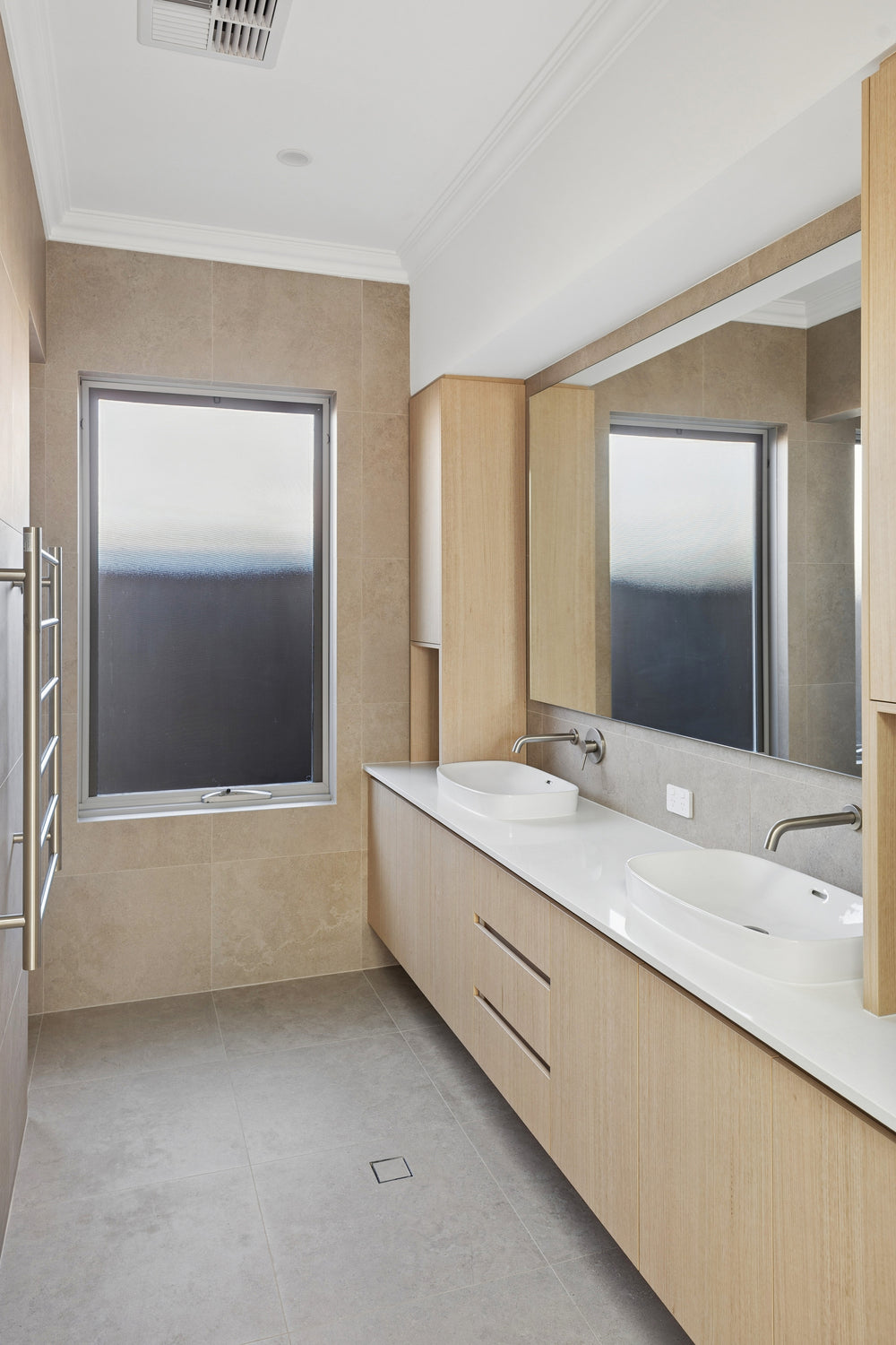 Single-storey courtyard and sliding doors